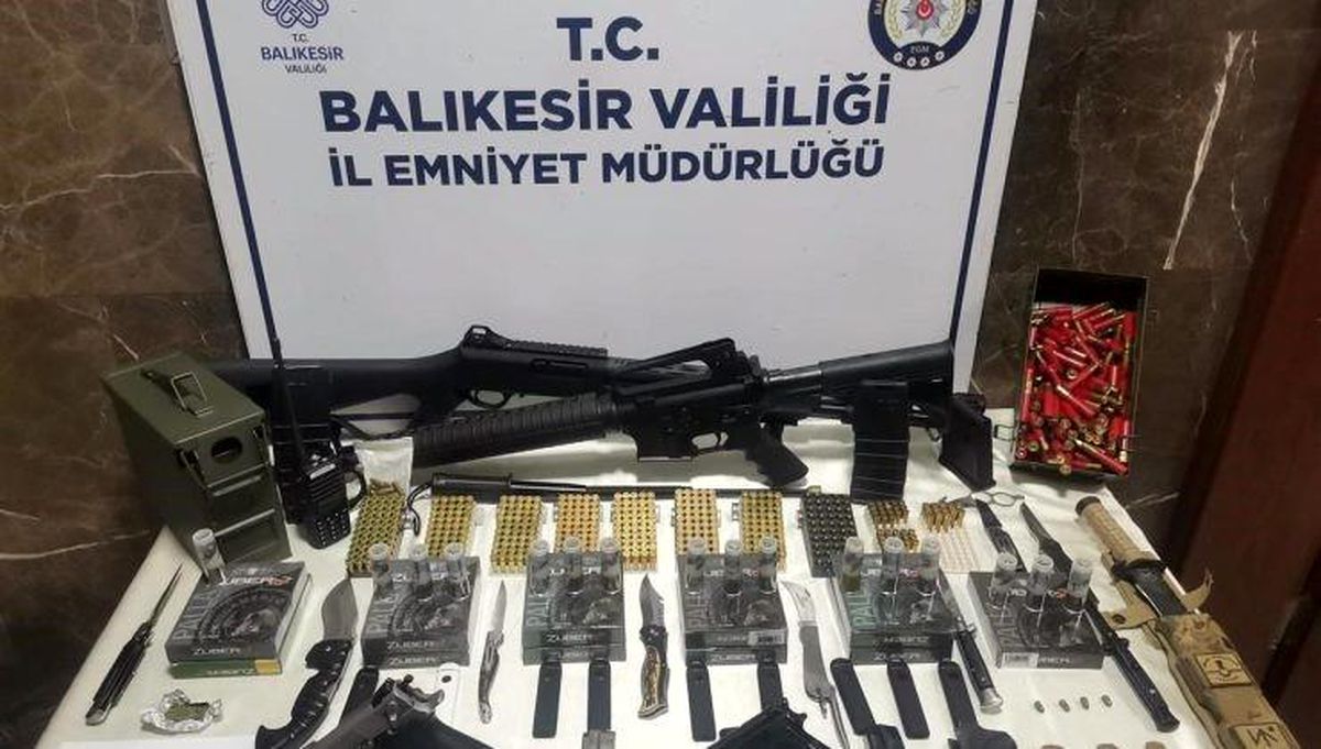 Bandırma\'da yapılan operasyonda çok sayıda silah ve mühimmat ele geçirildi