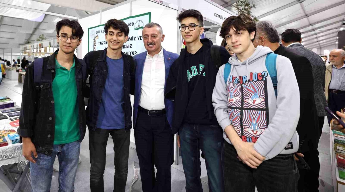 Kocaeli Kitap Fuarı\'na Büyükşehir Belediye Başkanı Tahir Büyükakın\'dan destek