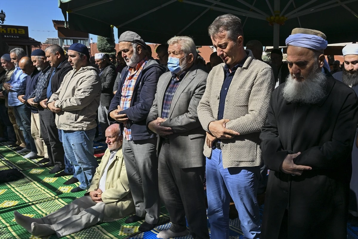 Başkentte İsrail saldırılarında hayatını kaybedenler için gıyabi cenaze namazı kılındı