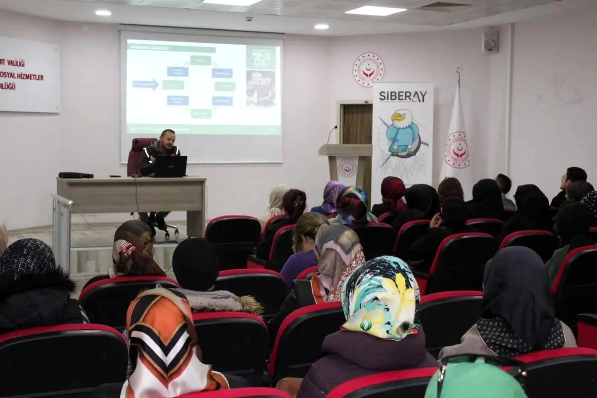 Bayburt İl Emniyet Müdürlüğü\'nden Ailelere \'Siber Zorbalık\' Eğitimi