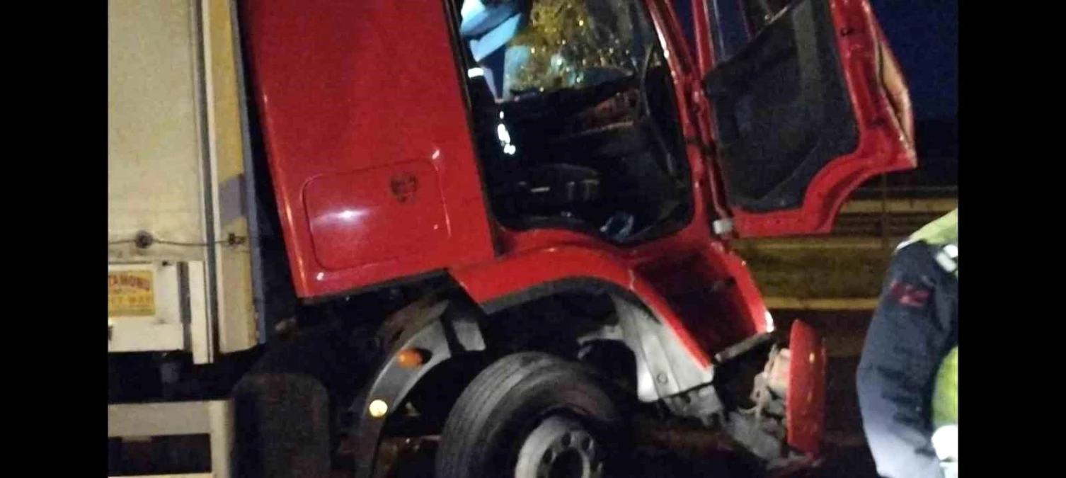 Beykoz\'da Tır Kazası: Sürücü Yaralandı