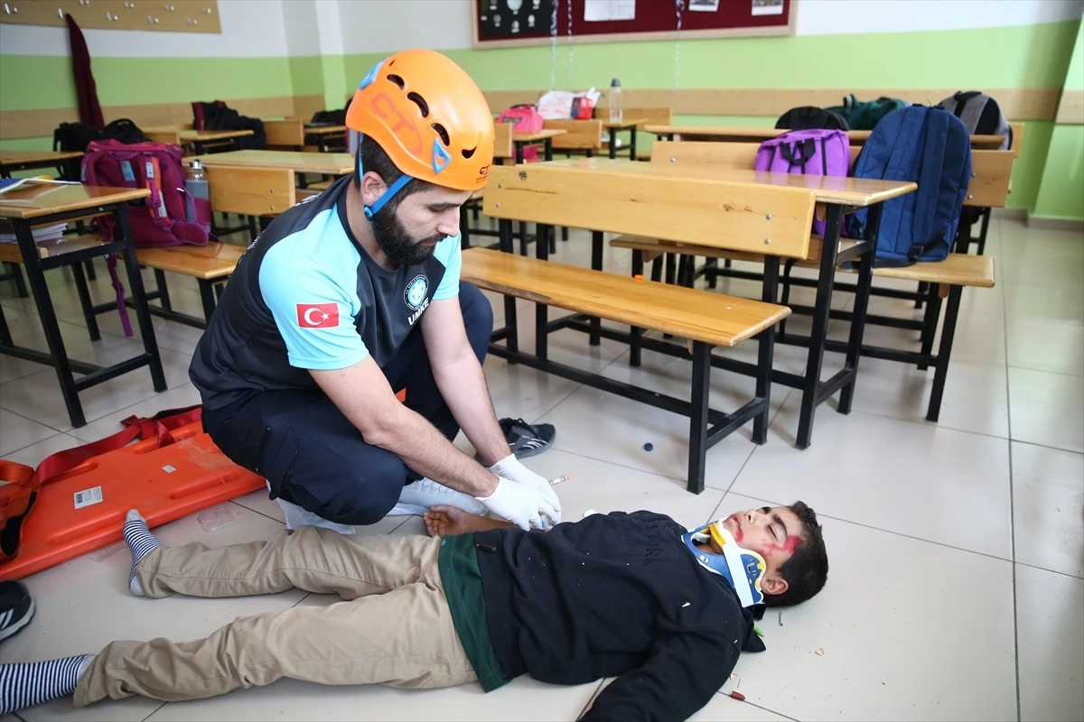 Bingöl\'de 400 Okulda Deprem Tatbikatı Gerçekleştirildi