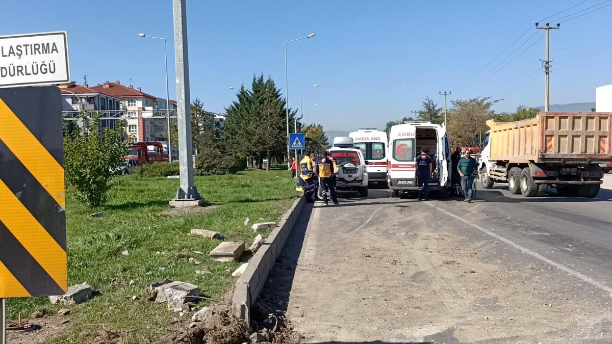 Bolu\'da Ambulans ile Otomobil Çarpışması: Maddi Hasarla Atlatıldı