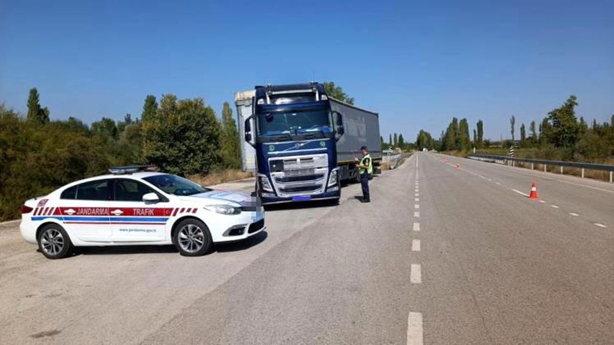 Burdur\'da Jandarma Trafik Denetimleri: 206 Sürücüye Ceza İşlemi Uygulandı