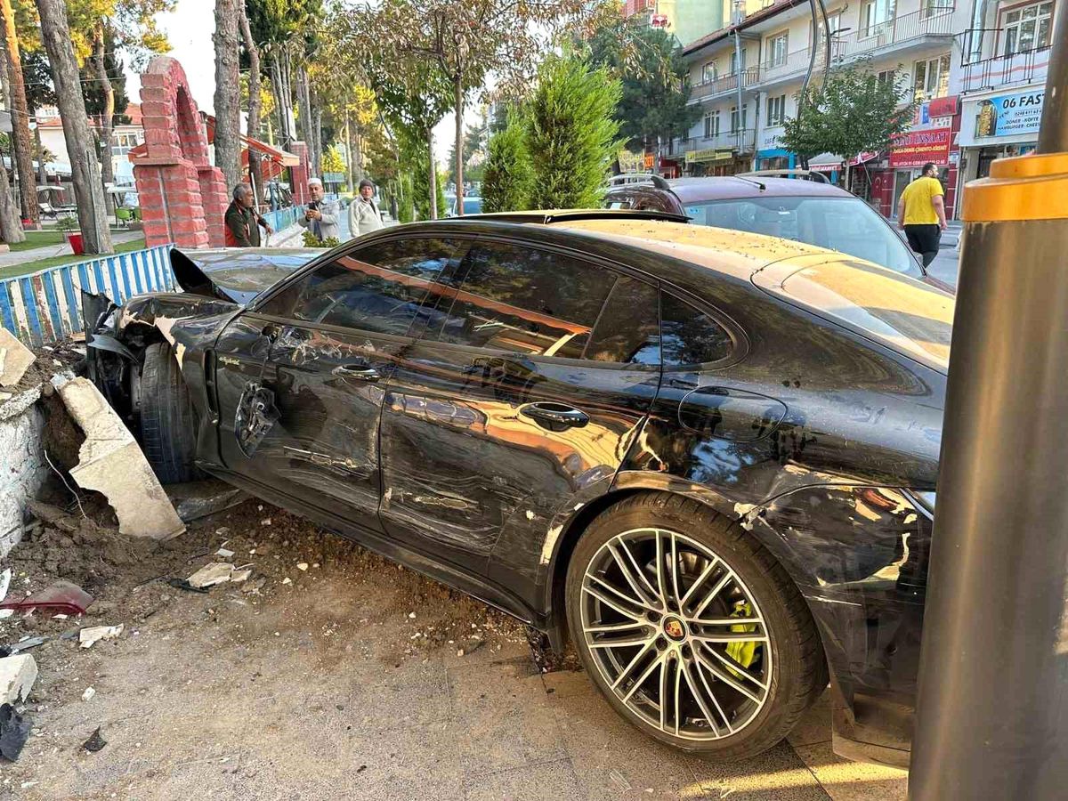Burdur\'da Lüks Otomobil Kontrolden Çıkarak İş Yerinin Duvarına Çarptı