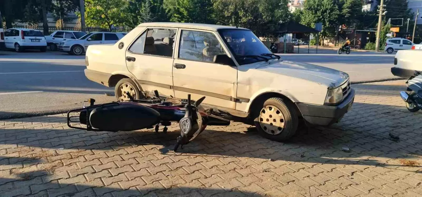 Burdur\'da otomobil ile motosiklet çarpıştı, motosiklet sürücüsü yaralandı