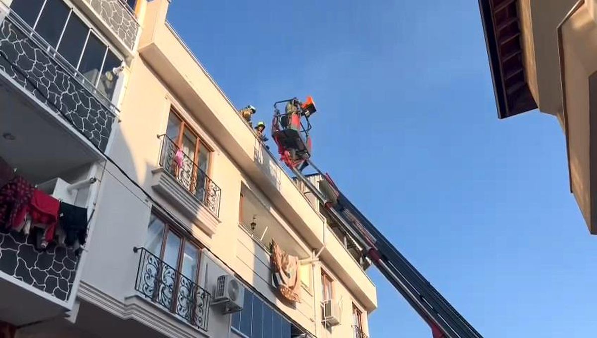 Bursa\'da 3 Katlı Binada Çıkan Yangın Söndürüldü