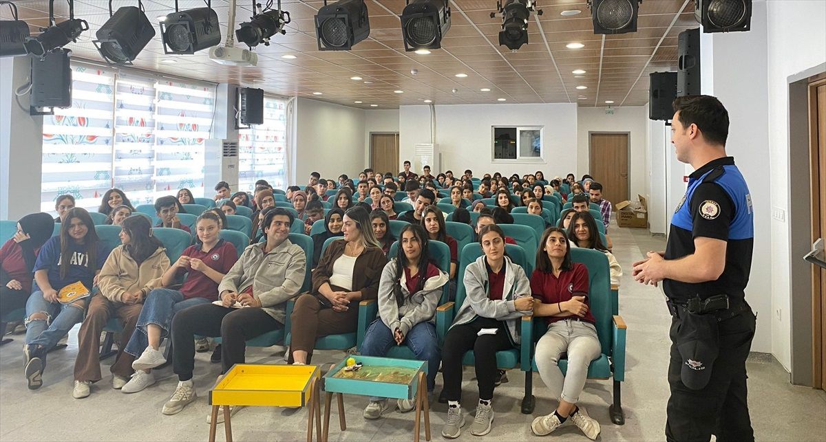 Cizre\'de öğrencilere polislik mesleği tanıtıldı