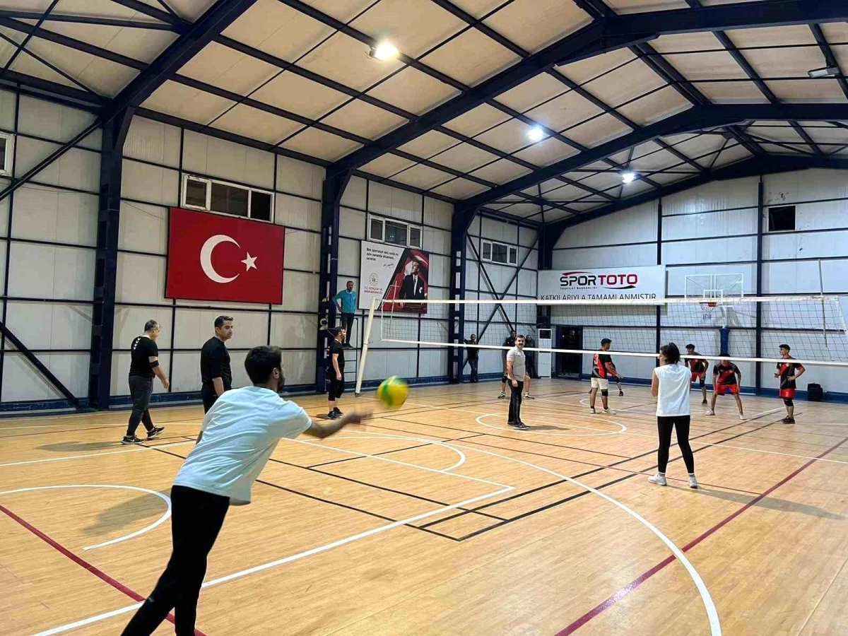 Hakkari\'de Kurum Amirleri ve Gençler Arasında Voleybol Turnuvası Düzenlendi