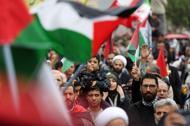 Dünya genelinde yüz binlerce kişi Filistinlilere destek için toplandı, gıyabi cenaze namazları kılındı