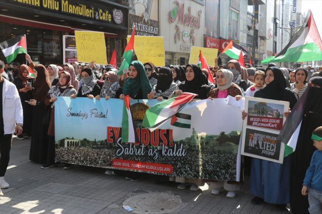 Dünya genelinde yüz binlerce kişi Filistinlilere destek için toplandı, gıyabi cenaze namazları kılındı
