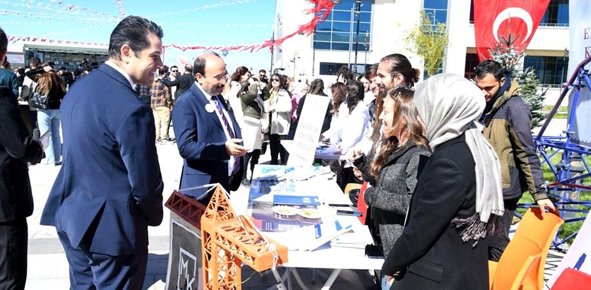 ETÜ\'de Öğrenci Topluluk ve Kulüpleri Tanıtım Festivali Düzenlendi