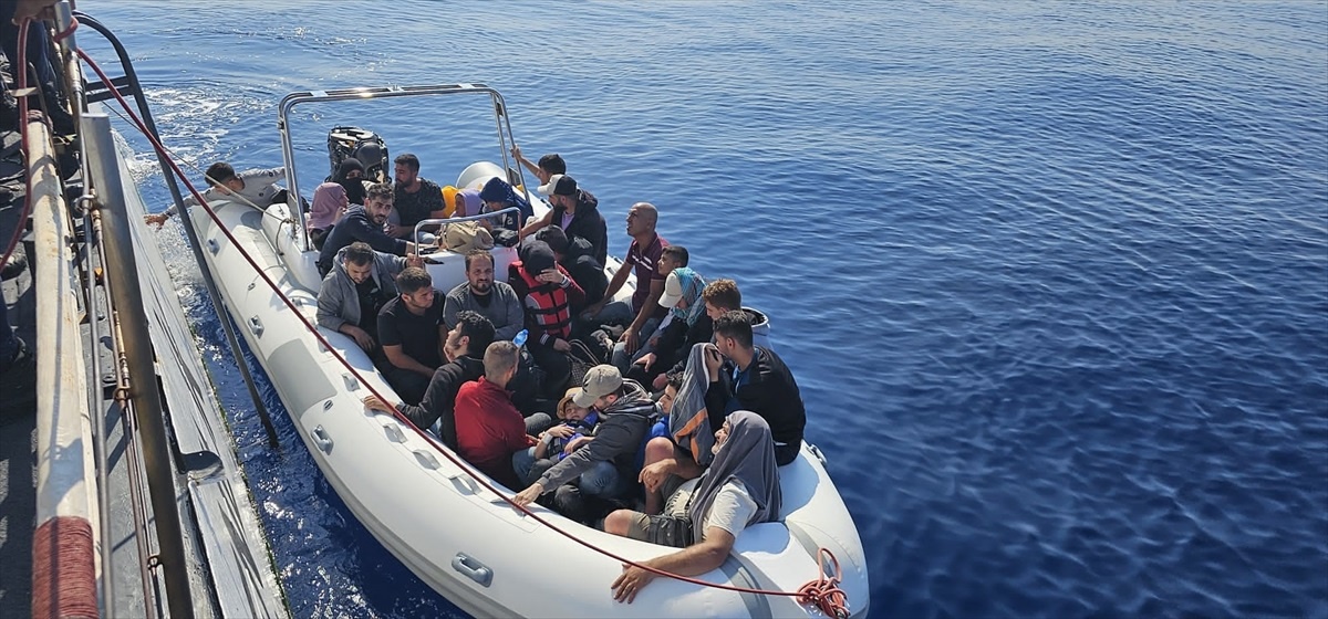 Fethiye açıklarında lastik bottaki 26 düzensiz göçmen kurtarıldı