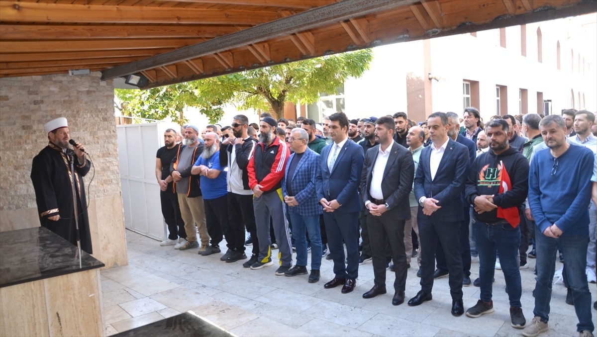Karamürsel\'de İsrail saldırılarında hayatını kaybeden Filistinliler için gıyabi cenaze namazı kılındı