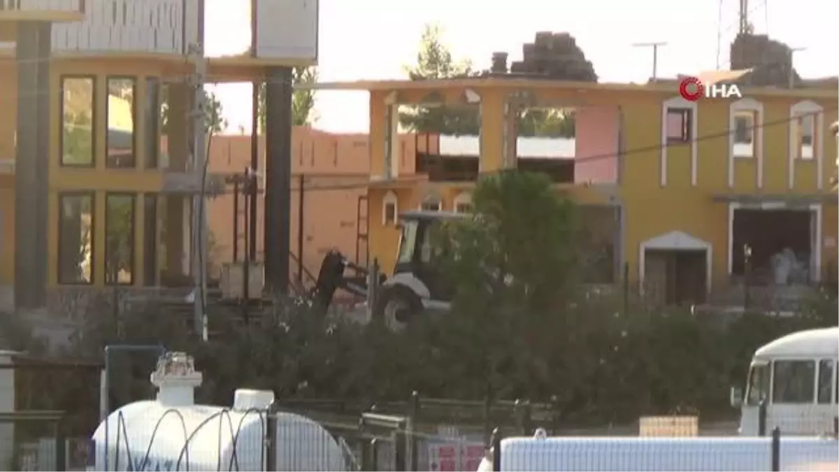 Göçük altında kalan bir işçi kurtarılarak hastaneye kaldırıldı