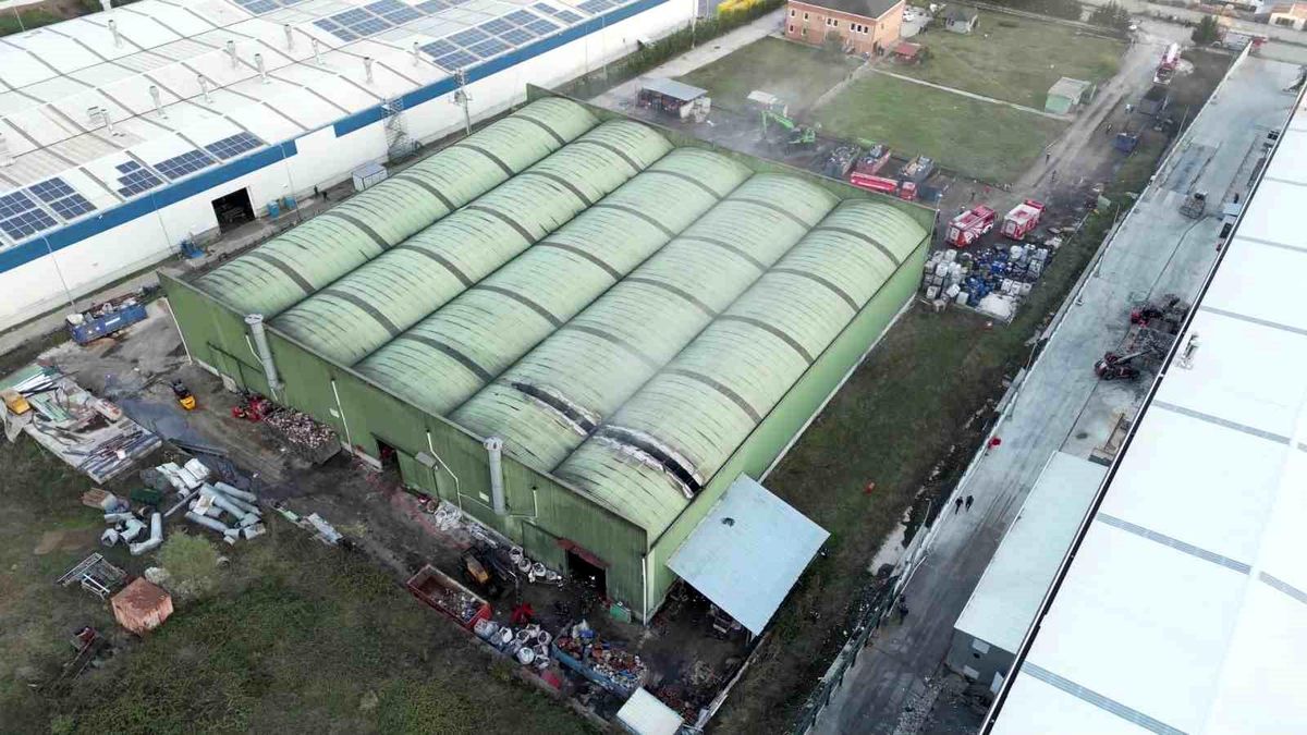 Düzce\'de Organize Sanayi Bölgesi\'nde Geri Dönüşüm Fabrikasında Yangın Çıktı