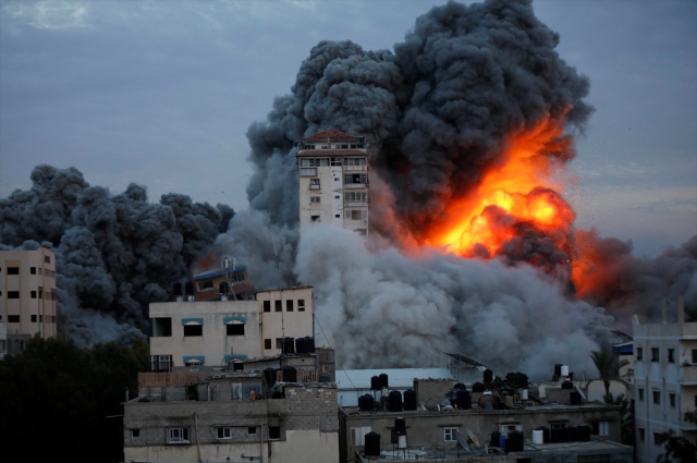 İsrail ordusuna ait dronelar Gazze'ye 'Evlerinizi derhal boşaltın' yazılı binlerce broşür attı