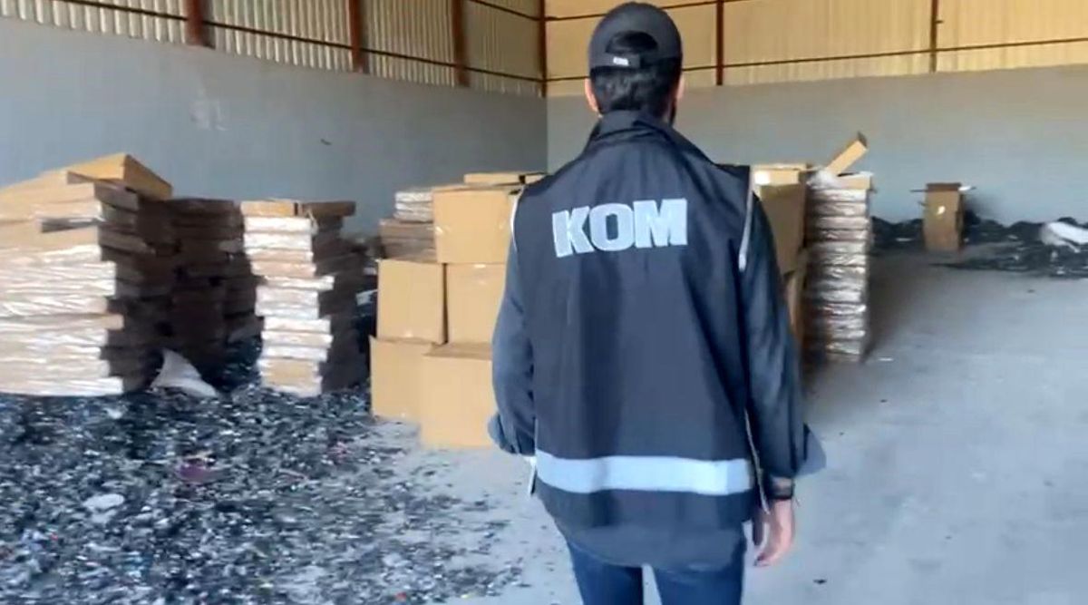 İzmir\'de Sigara Kaçakçılarına Operasyon: 2 Milyon 345 Bin Adet Makaron Ele Geçirildi
