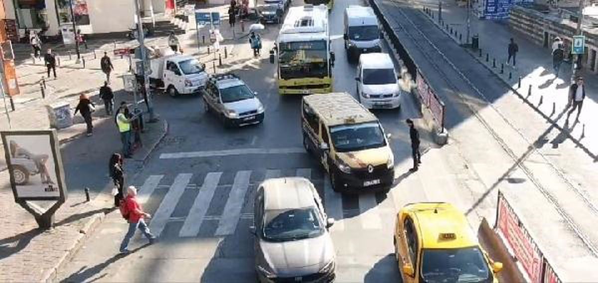 Kadıköy\'de Yayalara Yol Vermeyen Sürücülere Drone Destekli Denetim