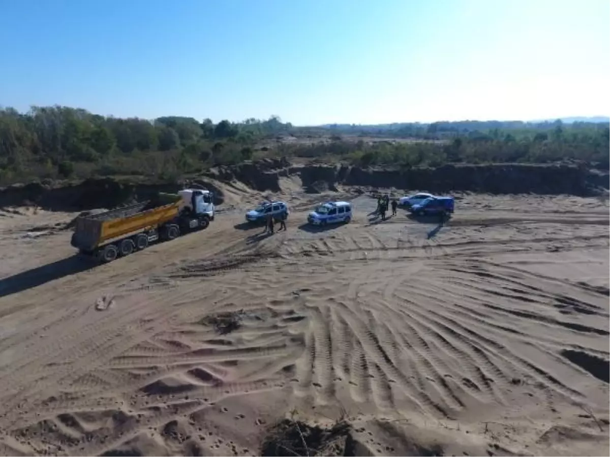 Sakarya'da İzinsiz Kum Yükleme Operasyonu