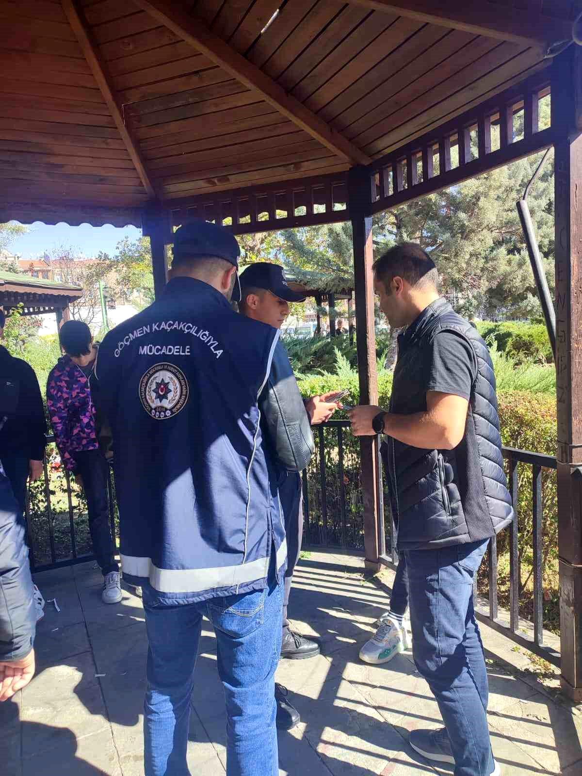 Kırıkkale\'de düzensiz göçmelerle ilgili yapılan çalışmalar sonucunda 2 şüpheli yakalandı