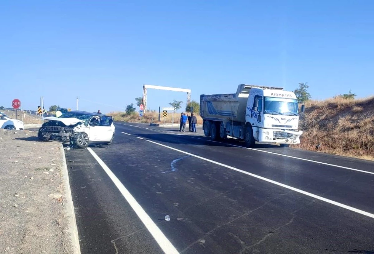 Konya\'da otomobil-kamyon çarpışması: 4 yaralı