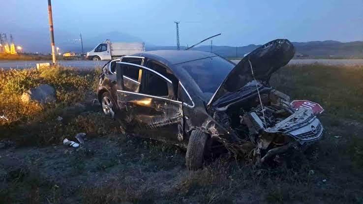 Elazığ\'da tekeri patlayan otomobil şarampole yuvarlandı, bir kişi yaralandı
