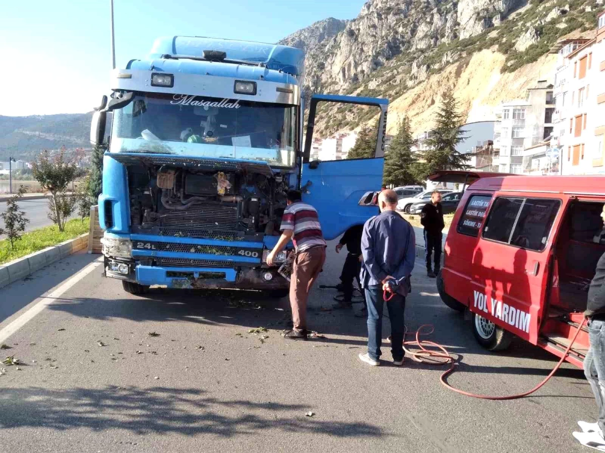 Isparta\'da tır lastiği patladı, yol trafiğe kapatıldı