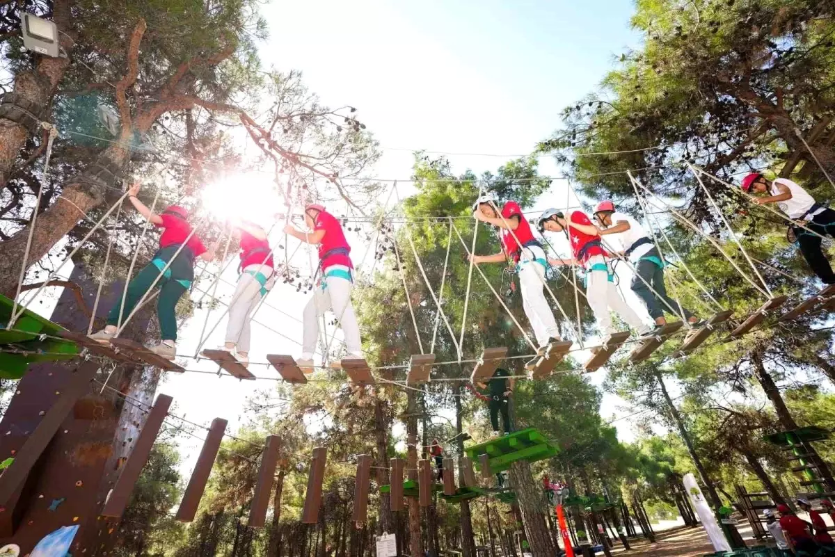 Macera parkurlarında eğlenceli ve adrenalin dolu anlar yaşadılar