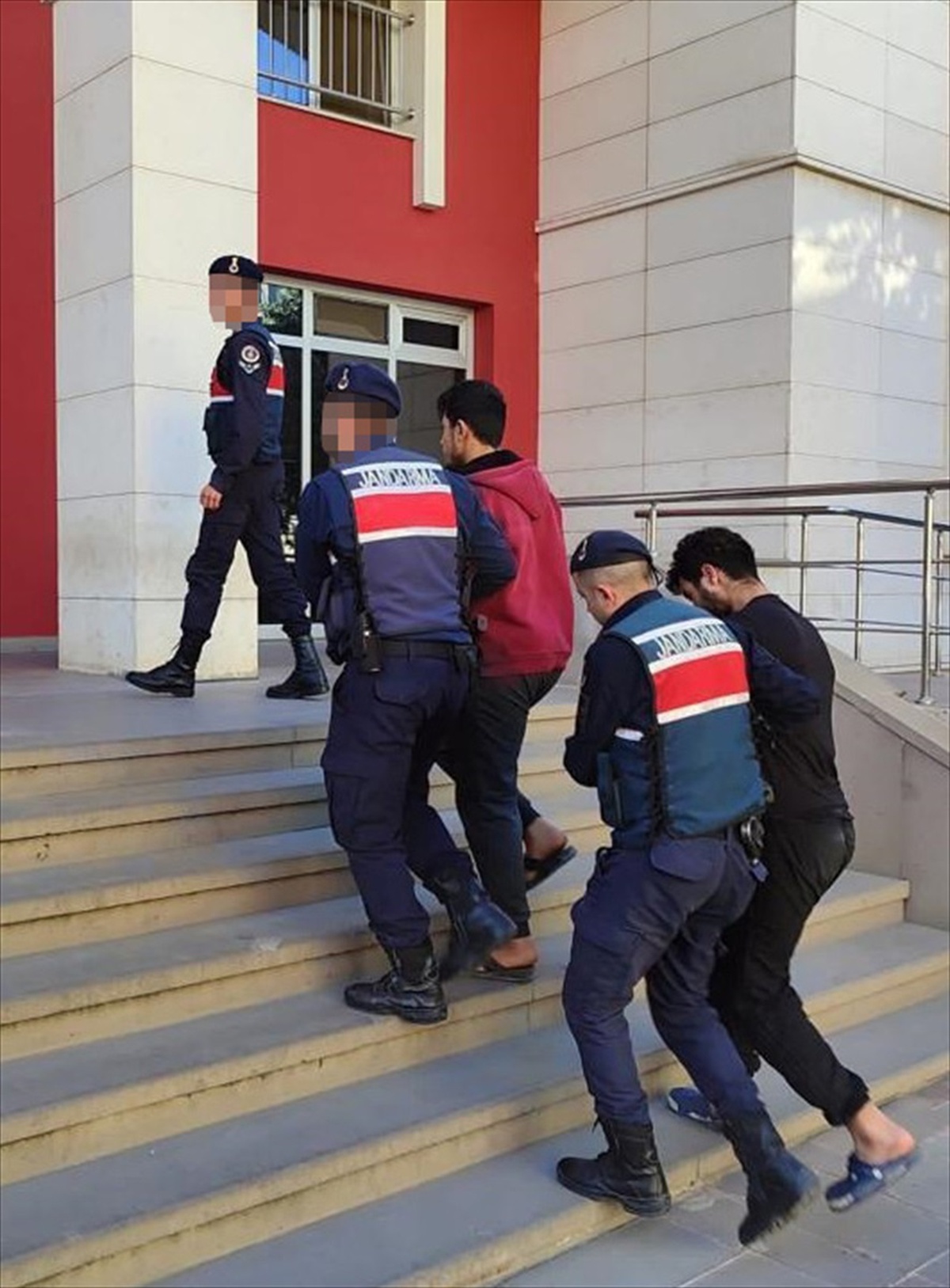 Manisa\'da PKK/KCK operasyonunda yakalanan yabancı uyruklu 2 kişiden biri tutuklandı