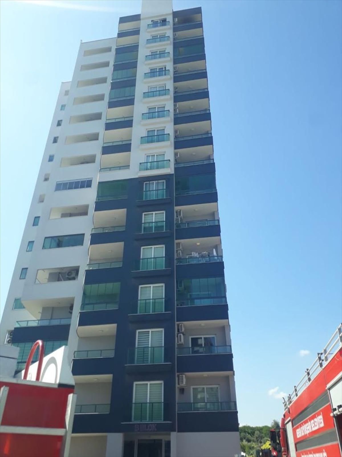 Mersin\'de 14 Katlı Binada Yangın Kontrol Altına Alındı