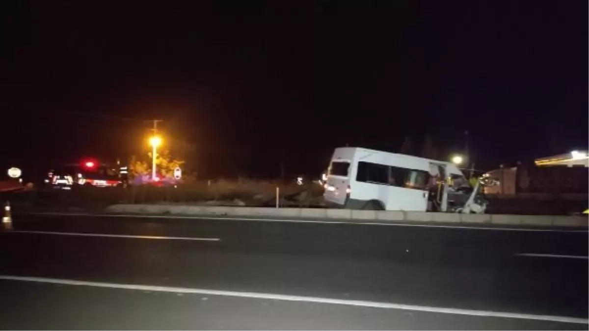 Nevşehir'de tarım işçilerini taşıyan minibüsle otomobil çarpıştı: 14 yaralı taburcu edildi