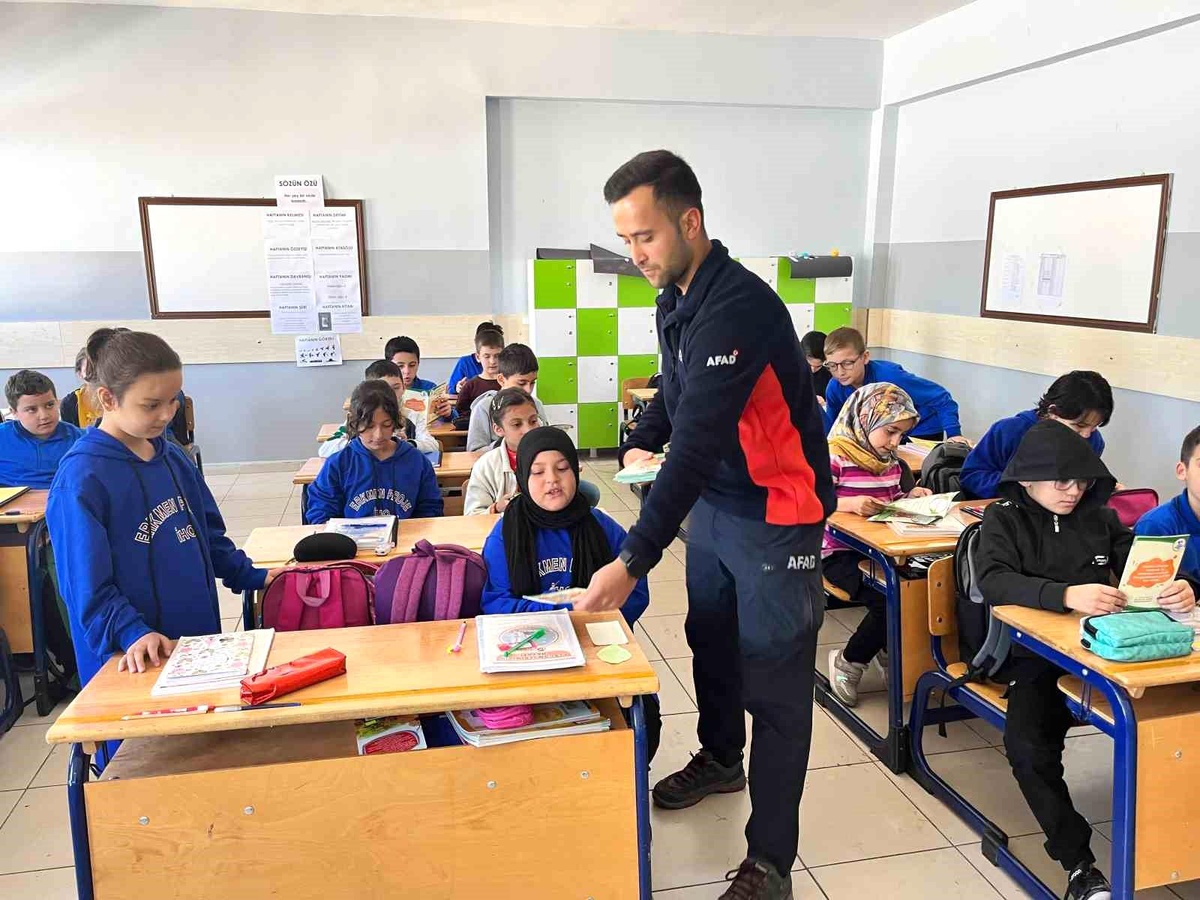 Afyonkarahisar\'da Ortaokul Öğrencilerine Afet Farkındalık Eğitimi Verildi