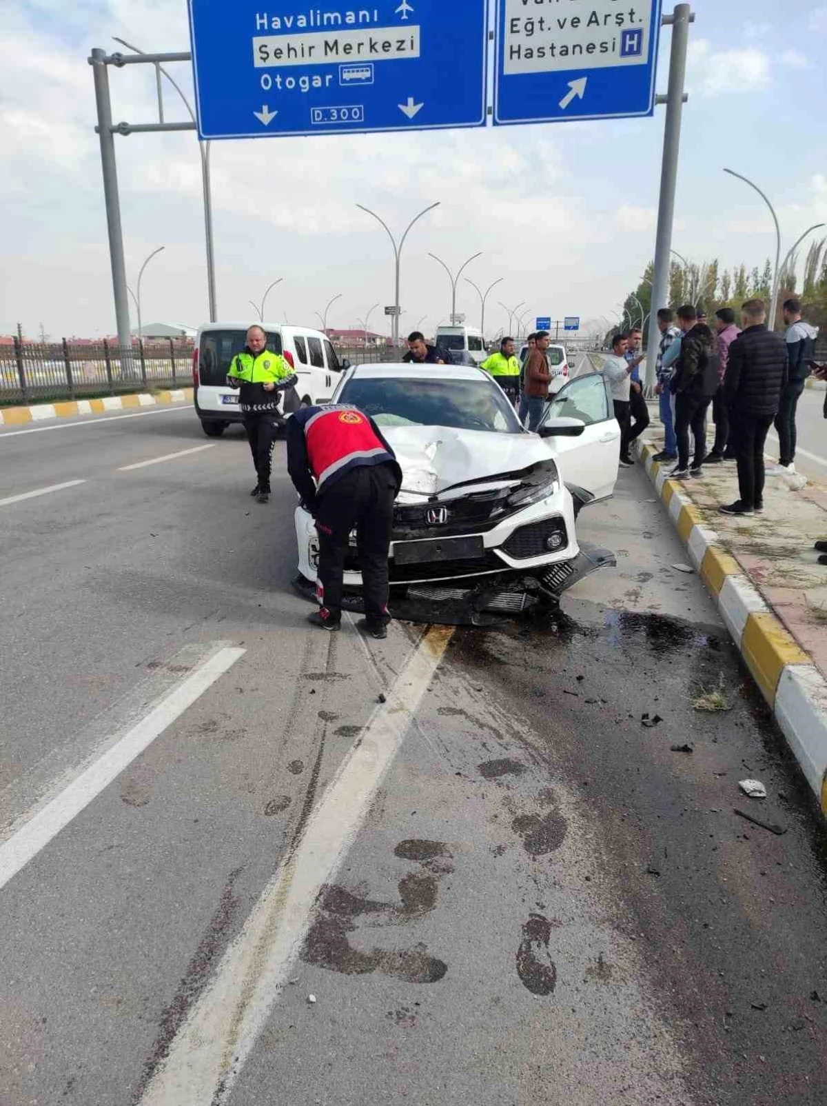 Edremit ilçesinde otomobil kazası: 1 kişi yaralandı