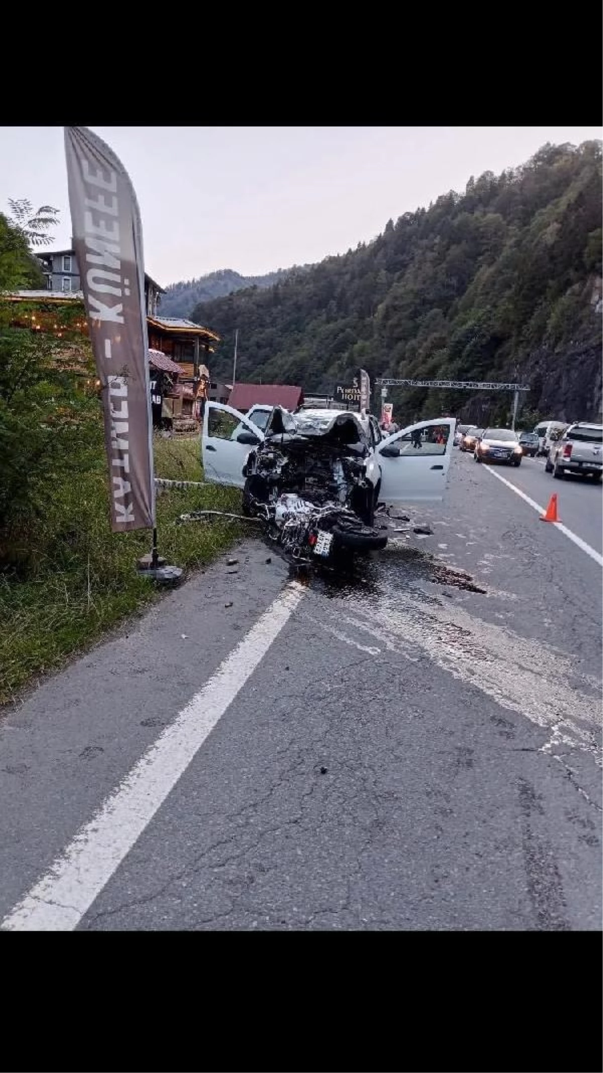Rize\'de otomobil ile motosiklet kafa kafaya çarpıştı: 1 ölü, 1 yaralı