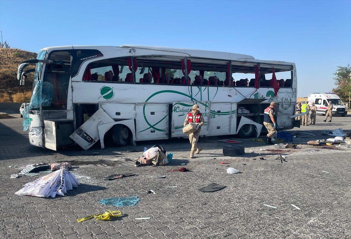 Şanlıurfa\'da Otomobille Çarpışan Otobüs Petrol İstasyonunda Devrildi: 2 Ölü, 25 Yaralı