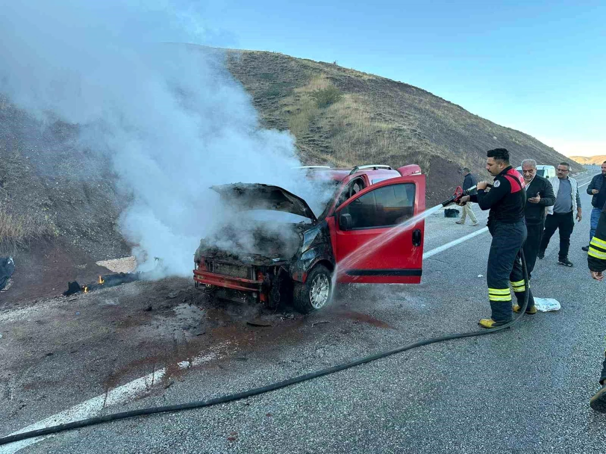 Erzincan-Gümüşhane kara yolunda araç yanarak kullanılamaz hale geldi