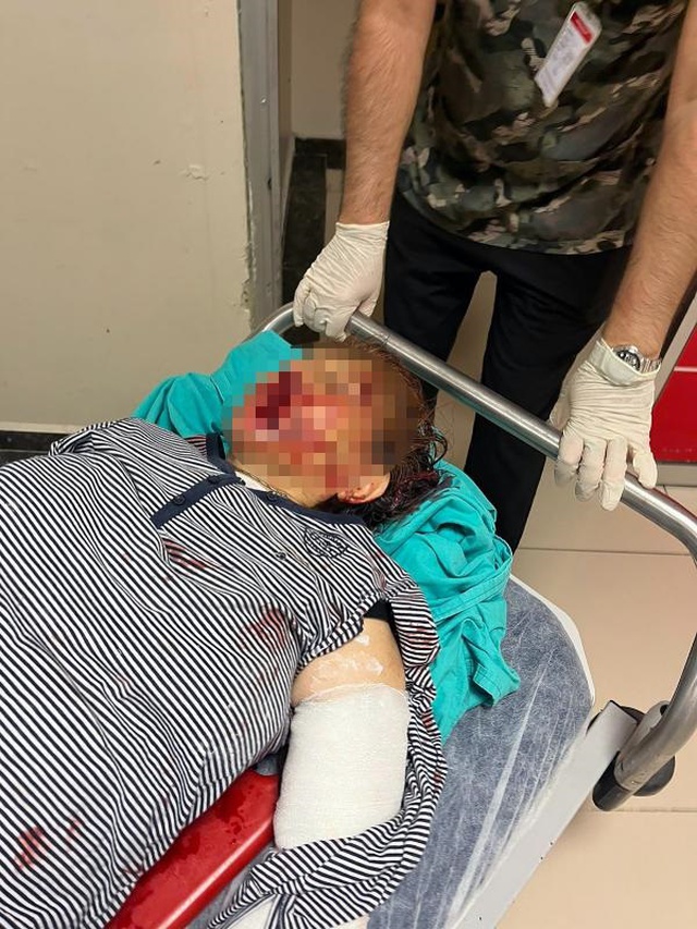 Tartıştığı dede ve babaannesini demir kürekle darbetti