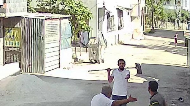 22 yaşındaki genç, babaannesini ve dedesini kürekle dövdü! O anlar kamerada 22 yaşındaki genç, babaannesini ve dedesini kürekle dövdü! O anlar kamerada