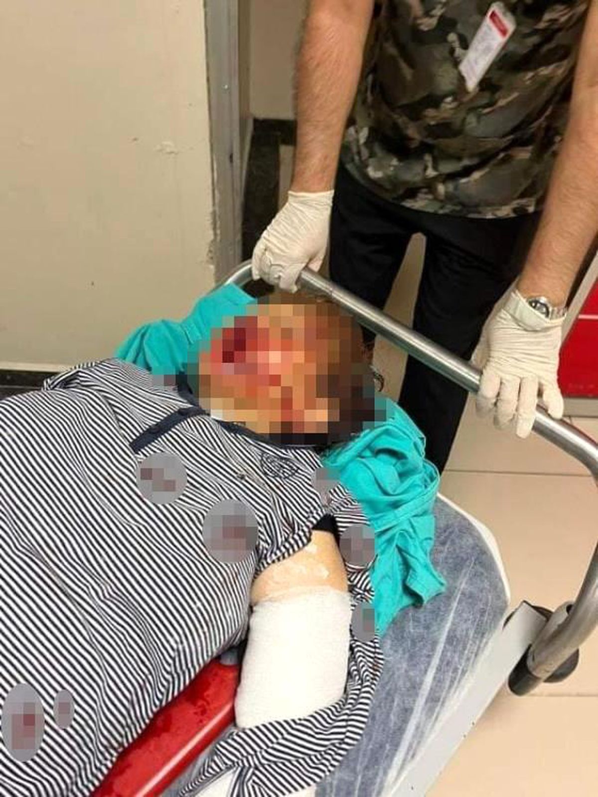 Adana\'da bir kişi dede ve babaannesini kürekle dövdü