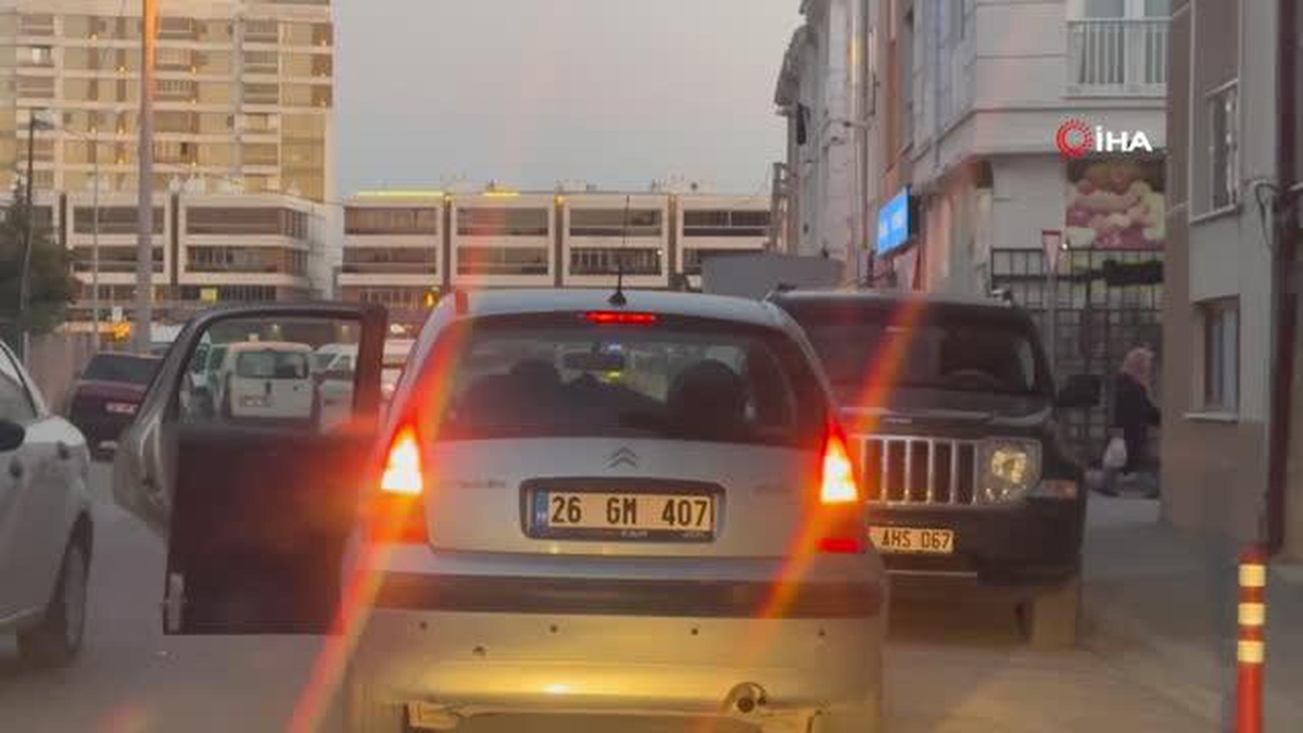 Eskişehir\'de Kapısı Açık Yolculuk Yapan Sürücü Kazaya Davetiye Çıkardı
