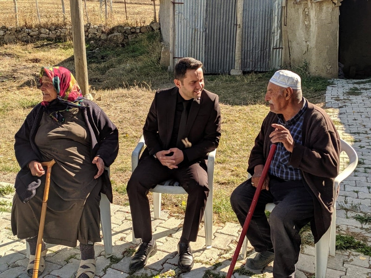 Ulaş Kaymakamı Emre Zafer, şehit ailelerini ziyaret etti