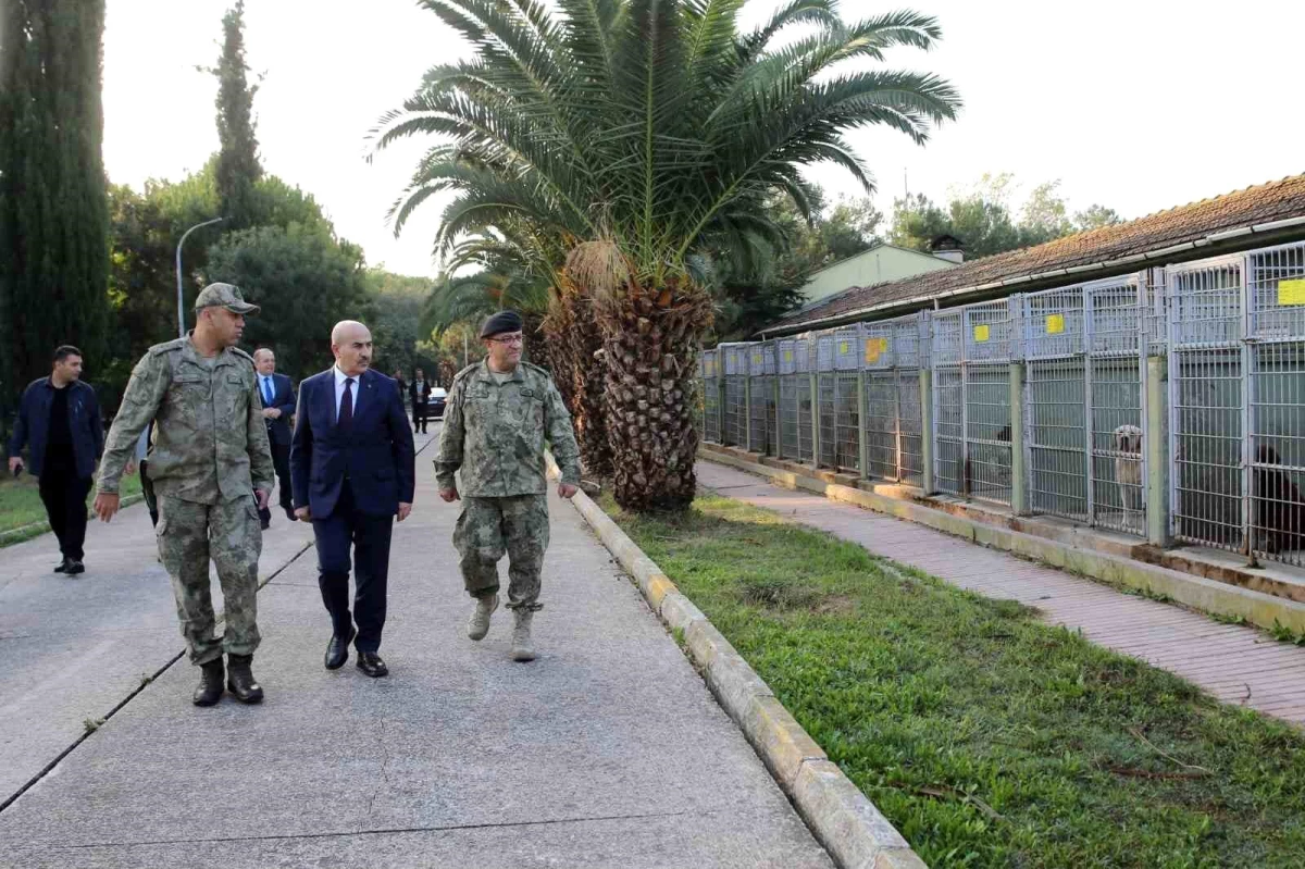 Bursa Valisi Mahmut Demirtaş Gemlik Askeri Veteriner Eğitim Merkez Komutanlığı\'nı ziyaret etti