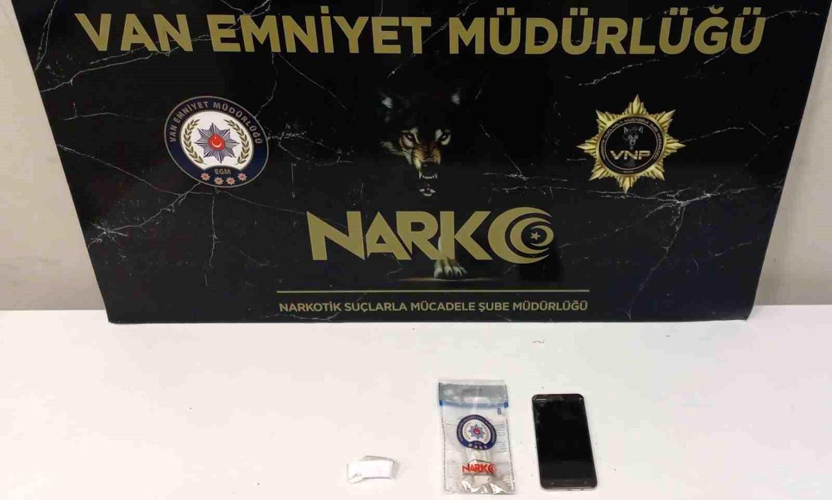 Van\'da Torbacılara Operasyon: Uyuşturucu Ele Geçirildi, 22 Kişi Hakkında İşlem Yapıldı