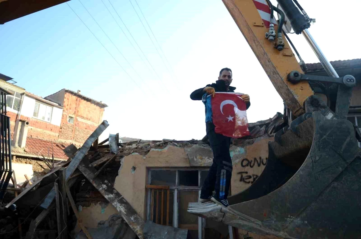 İş Makinası Operatörü Türk Bayrağını Zarar Vermeden Aldı