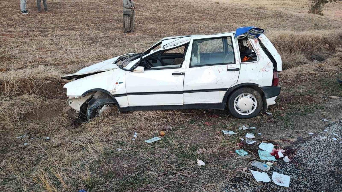 Afyonkarahisar İscehisar\'da Otomobil Şarampole Devrildi: 4 Yaralı