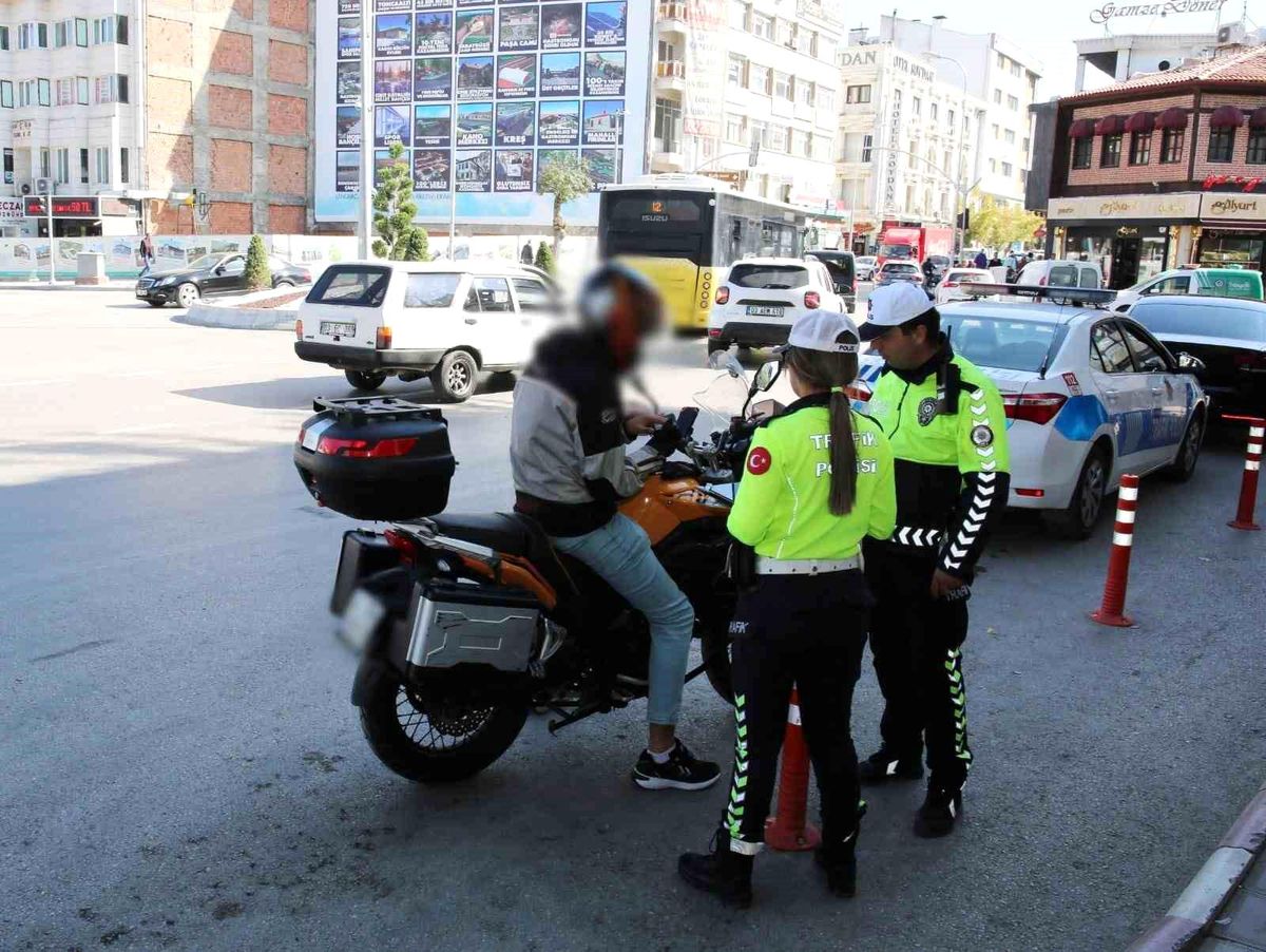Afyonkarahisar\'da yapılan denetimde 12 araç sürücüsüne 40 bin 725 TL para cezası kesildi
