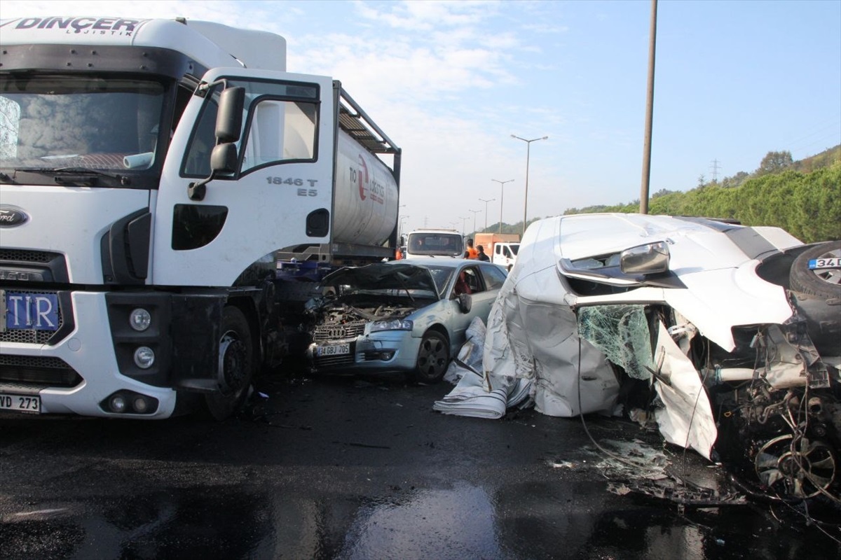 Anadolu Otoyolu\'nda Zincirleme Trafik Kazası: 3 Yaralı