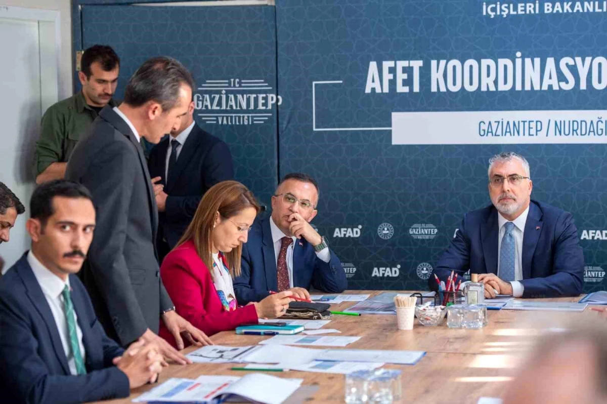 Çalışma ve Sosyal Güvenlik Bakanı Işıkhan, Gaziantep\'teki depremzedelerle buluştu