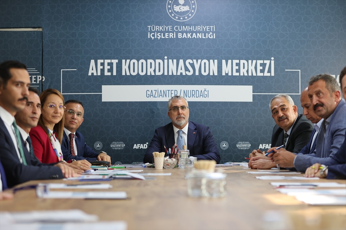 Çalışma ve Sosyal Güvenlik Bakanı Nurdağı\'nda depremzedelerle buluştu